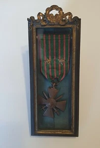 Croix de Guerre 1914-1917, deux étoiles, dans un cadre gravé au dos - Picture 1 of 7