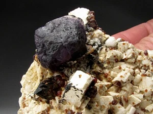Fluorita con granates Spessartine y Qtz Fujian China ahumada - Imagen 1 de 7