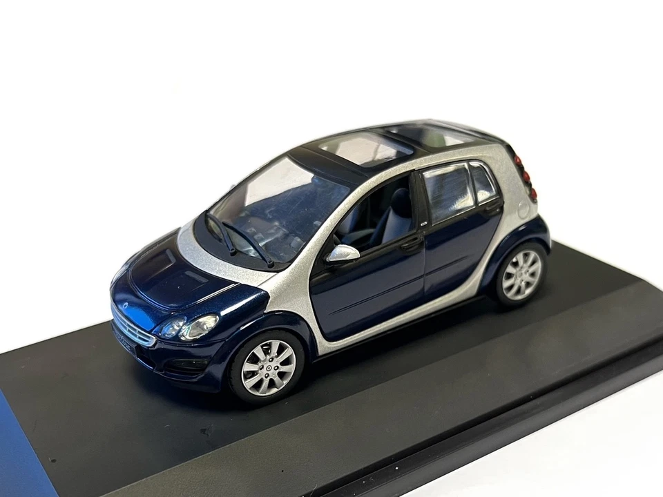 smart forfour (Baureihe 454), star blue, blau silber  Schuco 1:43 - Bild 1 von 4