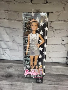 Barbie Fashionistas 62 Sweet For Silver Petite Doll 2016 nueva caja sellada dañada - Imagen 1 de 9