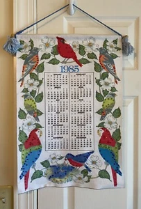Hermosos pájaros colgantes de pared toalla calendario lentejuelas fieltro cocina vintage 1985 - Imagen 1 de 4