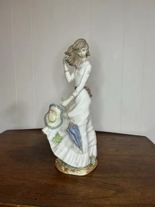 NAO by Lladro Herbst windgepeitscht 16" groß Frau Made in Spain Regenschirm mundgeblasen Hut - Bild 1 von 13