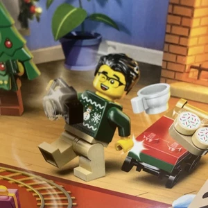 LEGO 60475 CITY Advent Calendar 2025 minifigure green sweater guy with camera - Picture 1 of 3