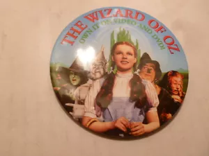 The Wizard Of Oz Pin Back Movie Video Store 1999 Promo Promotional 3" Button - Bild 1 von 3
