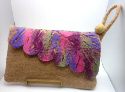 Bolso de fieltro de lana hervida floral bolso sin asas maquillaje hecho en Nepal - ¿Marea creciente? Foto 1 de 4