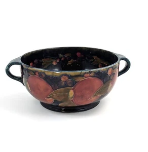 William Moorcroft antike Schale mit zwei Henkeln und Granatapfelmuster, um 1916 - Bild 1 von 11