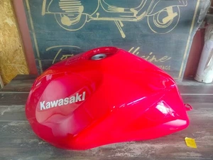 TO-R2940 - SERBATOIO BENZINA ROSSO KAWASAKI Z1000 2004 - 51083-5131-234 - Foto 1 di 17