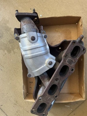 Colector de escape Mazda Miata 2001-2005 con protector térmico OEM Foto 1 de 3