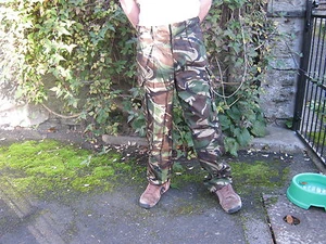 Pantalones de camuflaje del ejército británico Woodland soldado 95 excedente militar - Imagen 1 de 4