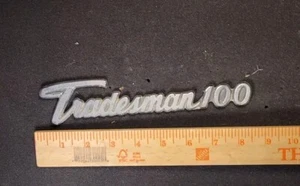 Vintage OEM 1971-1977 Dodge Tradesman 100 Emblem Badge Multiples Available - Bild 1 von 2
