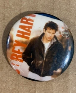 COREY HART PIN BACK BUTTON 1 INCH ROUND PIN BACK PIN VINTAGE 1980'S - Picture 1 of 1