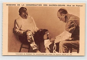 Hawaii - MOLOKAI - Leper Colony - A missionary who has been treating lepers for - Picture 1 of 2