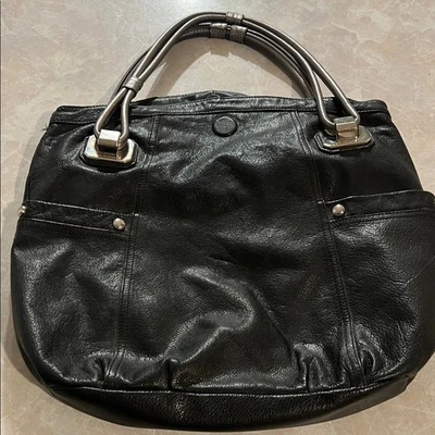 Bolso de hombro de cuero negro B. Makowsky Foto 1 de 4