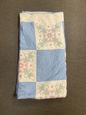 Edredón grande tamaño queen azul y blanco punto de cruz decorado 92 pulgadas x 100 pulgadas Foto 1 de 4