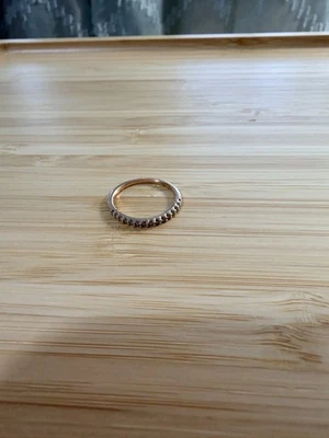 Alianza de boda de diamantes de oro rosa de 10 k para mujer talla 6,5 Foto 1 de 3