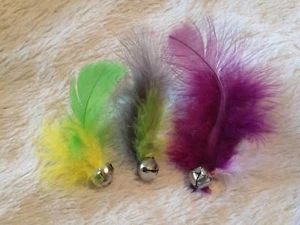 ***JULIES FEDERGLOCKEN*** Katzenspielzeug!!! Jingle Bell mit Feder - 3er Pack - Bild 1 von 12