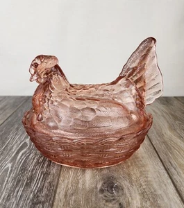 Rosa Pfirsich Glas Henne auf geflochtenem Nest - Huhn Süßigkeiten oder Schmuck Schale 8" - Bild 1 von 9