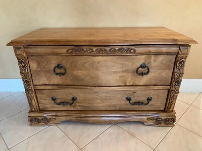 OAKWOOD INTERIORS ALDER ROSE CEDAR / HOPE CHEST,  CARVED ROSES EXCELLENT USA - Изображение 1 из 4