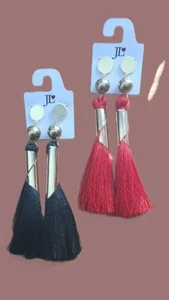 Ohrringe Damen (1) schwarz & (1) rot Quaste - Bild 1 von 2