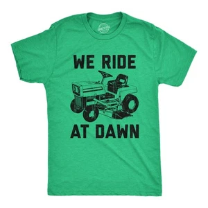 Camiseta para hombre We Ride At Dawn divertida sarcástica cortadora de césped corte de hierba broma - Imagen 1 de 7