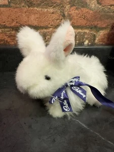 Cadbury Bunny Hase lila Logo Band mit etwas Sound weiß Plüsch Ostern - Bild 1 von 14