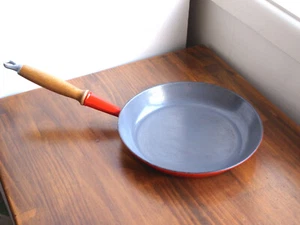 Vintage Le Creuset France #26 Skillet Wood Handle Collectible Red Cast Iron 10 - Picture 1 of 6