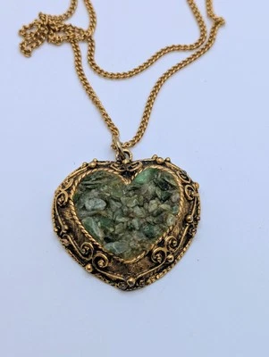 Collar Colgante De Colección Corazón Distintivo Piedra Verde Etrusca Ágata Chip Tono Dorado Foto 1 de 4