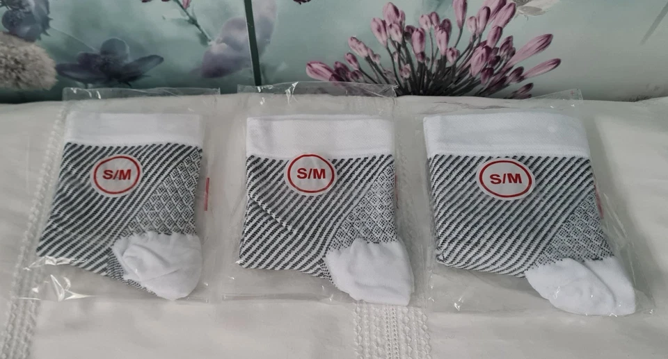 BNIP! 3 PAIRS OF WHITE HIGH QUALITY FASCIITIS COMPRESSION SOCKS *SIZE S/M - Image 1 of 1