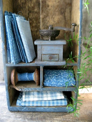 Molinillo de café antiguo de juguete de madera y hierro fundido pintura de leche azul Foto 1 de 4