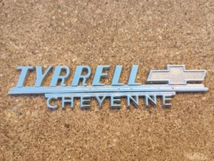 ---Papillon vintage Tyrrell Chevrolet Cheyenne Wyoming metallo concessionario auto emblema - Foto 1 di 5