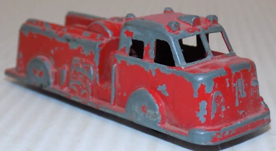 Midge Toy Rockford ILL. - Red Fire Engine Diecast Metal w/ Rubber Tires 3 1/2" Foto 1 de 4