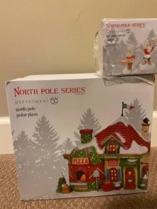 Department 56 Polo Nord Pizza Polare E Un Babbo Natale Speciale in Arrivo (SPEDIZIONE GRATUITA) - Foto 1 di 2