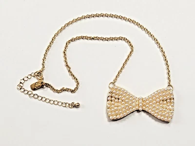 Collar Colgante Pajarita Perla Imitación Cadena Tono Dorado Clásico Elegante Retro Divertido Foto 1 de 4