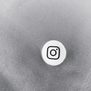 Instagram Logo Black White Hat Jacket Lapel Pin - Picture 1 of 2