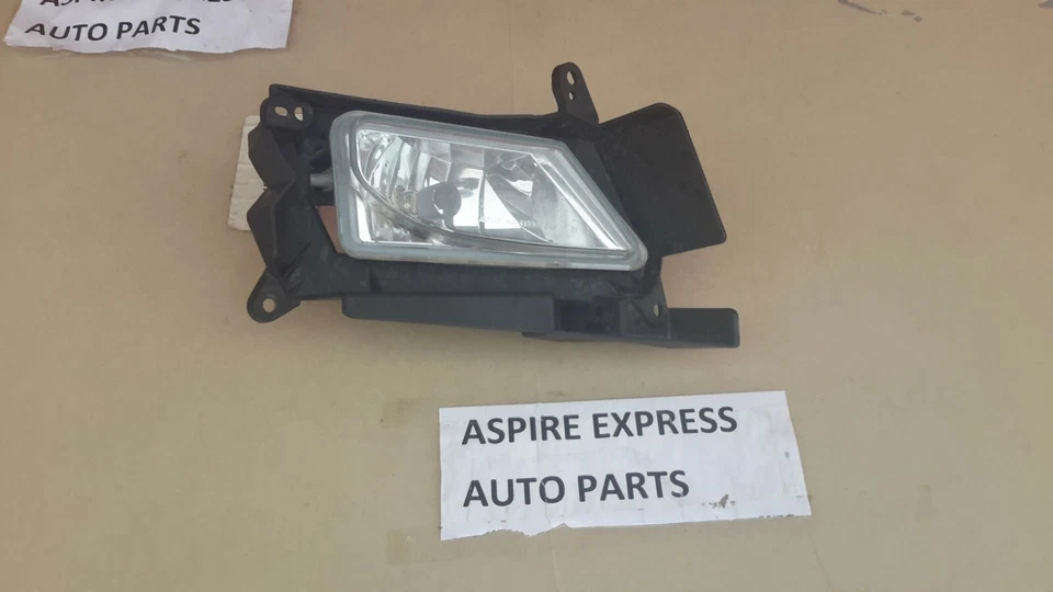 Luz de estacionamiento en esquina para 3 pasajeros Mazda 2010-2011 conducción antiniebla sin turbo OEM Foto 1 de 4