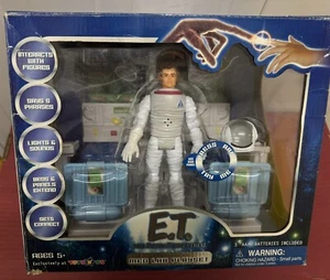 ET Med Lab - Toys R Us Exclusive - Picture 1 of 5