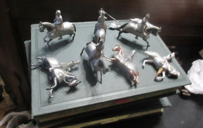 9 PIECES BRITAINS 16TH CENTURY KNIGHTS IN ARMOR HORSE MOUNTED FIGURE #1307 - Image 1 of 4