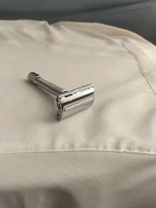 Non-Gillette Medium to Heavy Weight  DE One-Piece TTO "Tech Type" Safety Razor - Picture 1 of 12