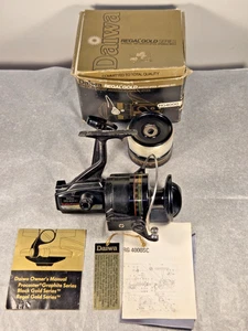 Carrete de pesca giratorio vintage grande Daiwa RG4000 rodamiento de bolas agua salada con caja - Imagen 1 de 14
