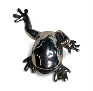 Broche de Rana de la Suerte Figura Tono Plateado Ojos Verdes De Colección - Imagen 1 de 5
