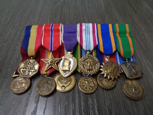 JUEGO DE MEDALLAS TAMAÑO MINI 12 MEDALLAS MONTADAS ESTADOS UNIDOS USMC ALISTADAS DESLIZABLES - Imagen 1 de 8