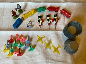 Vintage Cake / Candle Decorations Collection and 24 silicone mini cupcake moulds - Picture 1 of 17