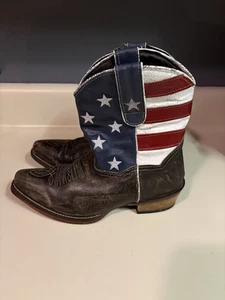 Stivali western Roper American Beauty da donna taglia 7 in pelle marrone con bandiera invecchiati - Foto 1 di 12