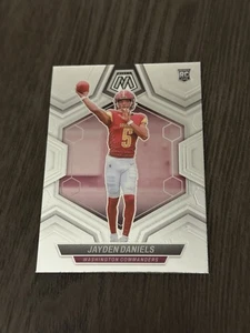 2024 Panini Mosaic Rookies #302 JAYDEN DANIELS Football Card Rookie RC - Bild 1 von 2