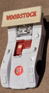 1973 Snoopy Corp. Aviva Toys Woodstock 21/2" Racing 1:64 auto da corsa bianca sciolta - Foto 1 di 7