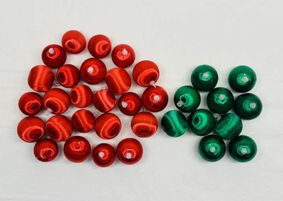 Lote de 34 Bolas de Navidad Vintage Mini Hiladas Satén Seda Adornos Rojo Verde Sólido Foto 1 de 4