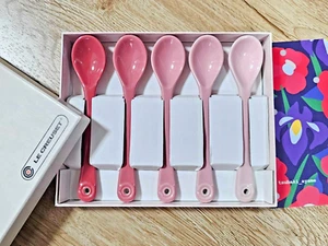 Le Creuset Löffel rosa Blumen 5,7 Zoll 5er Set B3xH14,5xT2cm Steinzeug UNBENUTZT - Bild 1 von 5