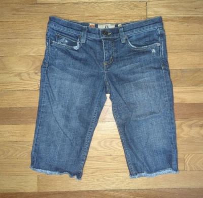Bermudas de mezclilla hasta la rodilla Juicy Couture hechas en EE. UU. 27 Y2K Foto 1 de 4