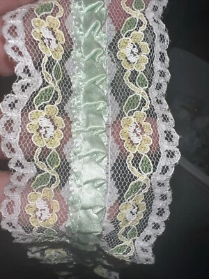 Encaje Vintage Encaje Flores Amarillas en Borde y Cinta Verde Pastel Centro Foto 1 de 4