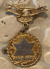 Broche/épingle vintage Avon ton or ruban/angle arc 1867 1967 #1467 médaille prix